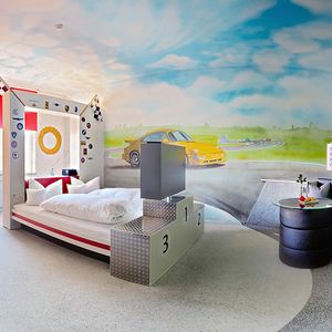 Für 175 Euro pro Nacht erhält man an der Rezeption zum Beispiel den Schlüssel für das Rennsport-Zimmer mit Siegertreppchen.(Foto:  V8 Hotel/Frank Hoppe)