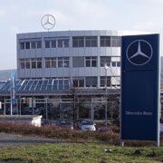 Das Mercedes-Benz-Autohaus Auto-Scholz-AVS in Jena: An der vielbefahrenen Zufahrtsstraße platziert das Verkaufsteam bewusst Fremdfabrikate als „Hingucker“. (Archiv: Vogel Business Media)