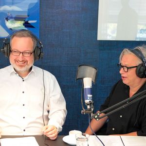 ... freut sich über einen spannenden Talk mit seinen beiden Gästen Pascal Gaillot (links), Director Chemical Industry Europe, und Uwe Szkudlarek, Senior Consultant Solution & Services, von Yokogawa ...(Bild:  Ernhofer/PROCESS)