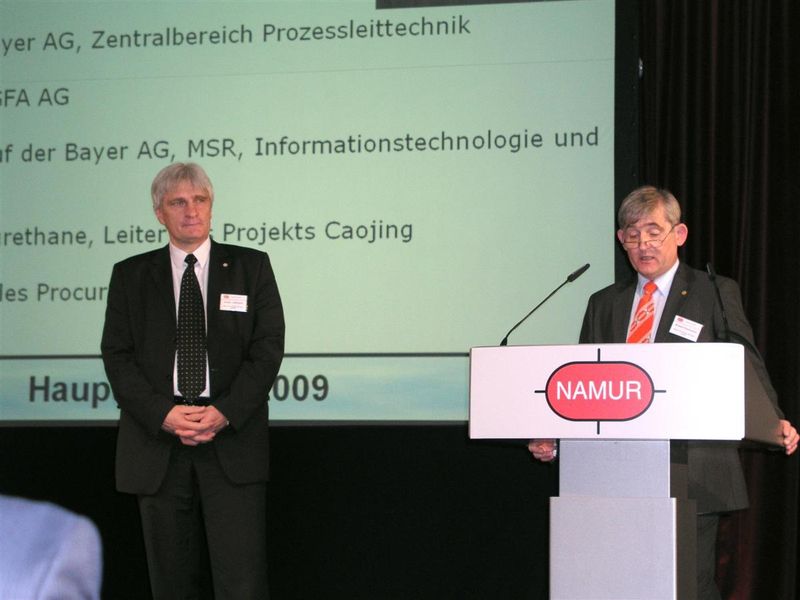 Dr. Norbert Kuschnerus ehrt seinen langjährigen Weggefährten Dr. Günter Löffelmann, BTS, mit der goldenen Namur-Ehrennadel. (Archiv: Vogel Business Media)