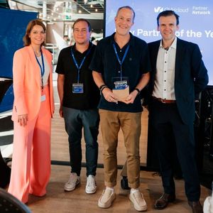 Mario Matejka (2.v.r.), Senior Customer Success & Partner Manager bei Qspaces / Qvest Global, kann sich über den OVHcloud-Award 2026 „New Partner of the Year“ freuen.(Bild:  Patrick Hess)
