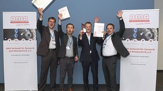 Das Gewinnerteam des Jahres 2024 v.l.n.r: Prof. Andreas Schütze (AMA Juryvorsitzender), Jin Wang, Dr. Michael Richter (Scantinel Photonics GmbH), Peter Krause (AMA Vorstandsvorsitzender) (Bild: AMA Verband für Sensorik und Messtechnik e.V.)