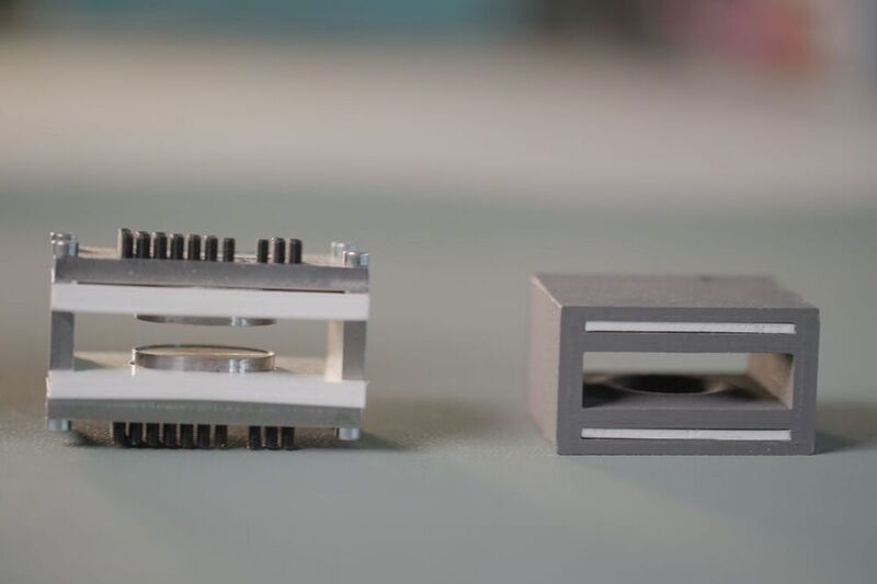 Laborprototypen gedruckter Magnete unterschiedlicher Feldstärken und Homogenitätsklassen: 
links ein Magnet mit mechanischen Shimmingstrukturen, rechts ein Magnet mit freiformgedruckten Shimmingstrukturen. (Bild:  IIS Universität Stuttgart)