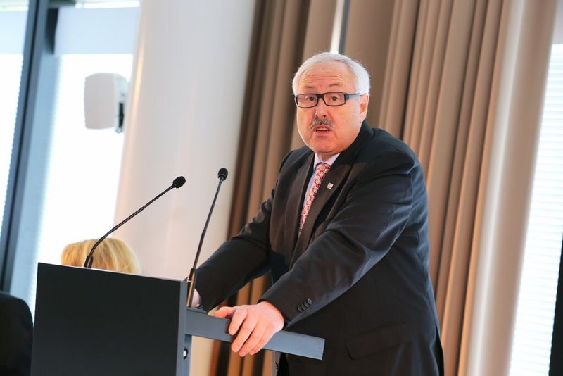 Michael Ziesemer, COO bei E+H und designierter ZVEI-Präsident, sieht Endress+Hauser mit mehr als 5 % organischem Wachstzum bezogen auf den Nettoumsatz, das Unternehmen leicht über dem Branchendurchschnitt, den der ZVEI auf 4-5 % schätzt. Die Chemieindustrie hat bei den Abnehmerbranchen wieder die Führung übernommen. (Bild: Endress+Hauser)