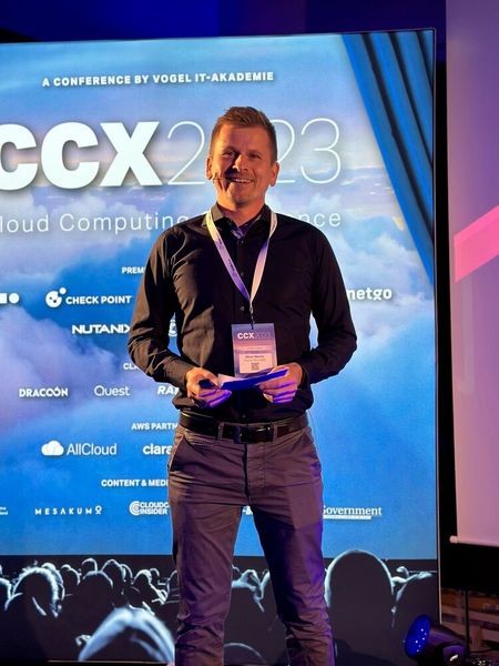 Im Anschluss sprach Oliver Stache, Deutsche Telekom, über den orchestrierten Cloud-Ansatz am Beispiel eines DAX-Konzerns. (Bild: Vogel IT-Akademie)