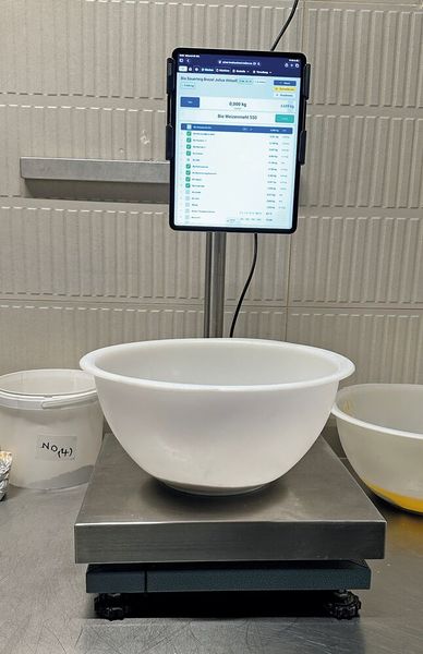 Für die iPad-Waage gibt es eine eigens entwickelte App, die mit einer Rezeptdatenbank verbunden ist. (Bild: Vogel IT-Medien)