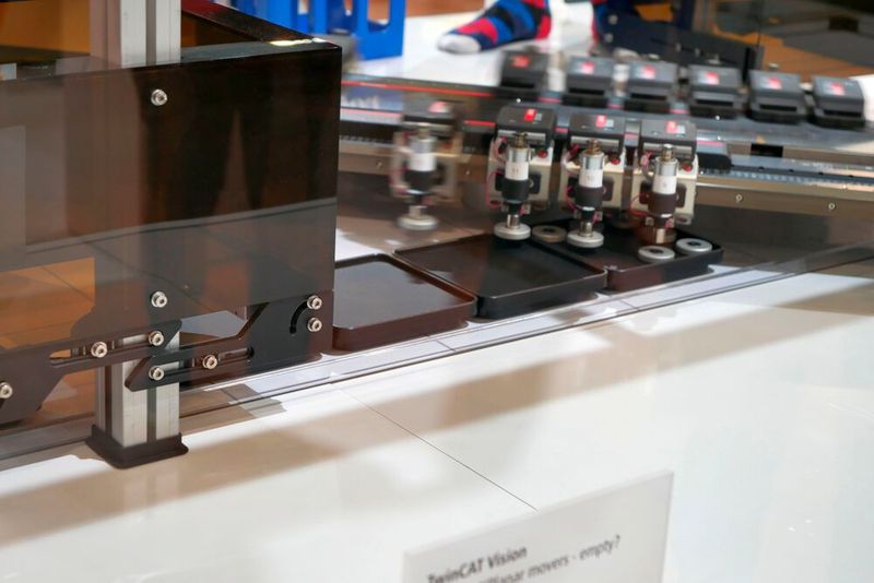 Auch bei Beckhoff arbeitet man an einem Planarmotorsystem. Unter dem Namen Xplanar verspricht das Unternehmen einen individuellen Produkttransport, präzise Positionierung bei der Bearbeitung und einen minimalen Wartungsaufwand, da es keine verschleißbehaftete Mechanik wie etwa eine Führungsschiene oder Rollen gibt.  (Bild: Sandro Kipar/VCG)