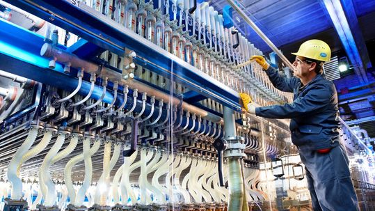 Covestro-Mitarbeiter in der Chlorproduktion(Bild:  Covestro)