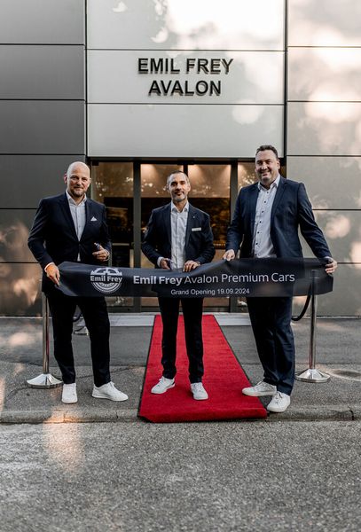 (v. l.) Markus Kuberek, Senior Performance Manager Jaguar Land Rover Deutschland,  Rolf Stirmlinger, Leitung Vertrieb Emil Frey Avalon Premium Cars, und Christian Egger, Business Operations Director Jaguar Land Rover Deutschland, bei der Einweihung im September (Bild: Jaguar Land Rover)