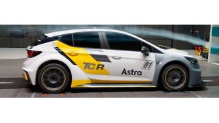 Nach dem ersten Testeinsatz des Astra TCR in Bahrain testet die Motorsportabteilung den Tourenwagen weiter. Die ersten regulären Auslieferungen werden zu Mitte der Saison erwartet. (Foto: Opel)