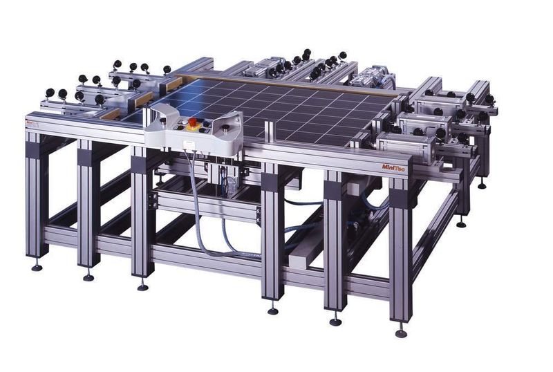 Die Seitenprofile aus Aluminium werden in der Rahmenpresse auf die laminierten Module aufgepresst. Wegen der hohen Bruchgefahr verfügt die Montageanlage über eine sensible Steuerung. Bilder: Minitec (Archiv: Vogel Business Media)
