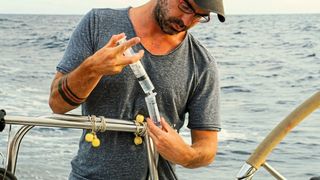 Dr. Mario Lebrato, Erstautor der Studie, nimmt Proben des Meerwassers auf einer Expedition von Menorca nach Sardinien.  (Bild: Mario Lebrato)
