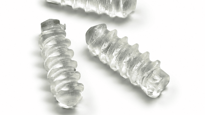 Medizinische Mikroschrauben aus dem bioresorbierbaren Polymer Resomer LR 704 S von Evonik, hergestellt im Mikrospritzguss auf einer Boy XS E mit 8-mm-Plastifiziereinheit und dem Mikroheißkanalsystem L2X-Mikro von Ewikon.(Bild:  Boy)