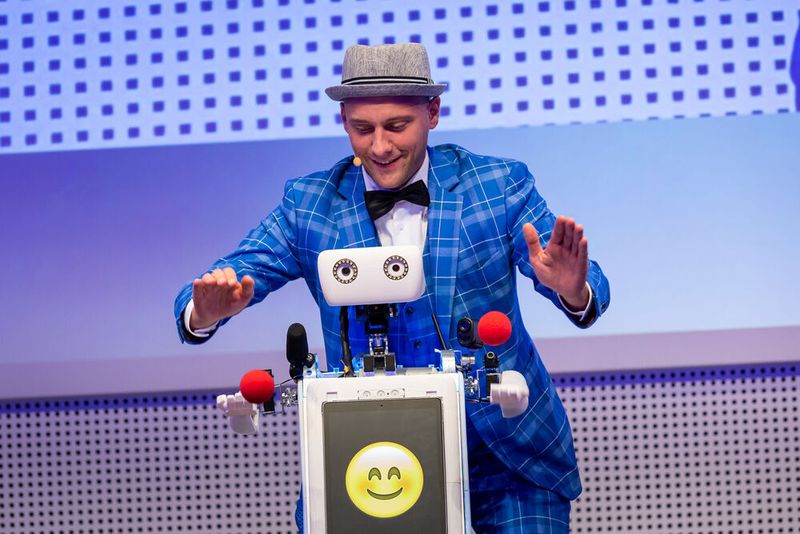 Das Technologie und Zauberei manchmal nicht weit voneinander entfernt sind, zeigte der Drohnenmagier Jean Oliver. (Stefan Bausewein)