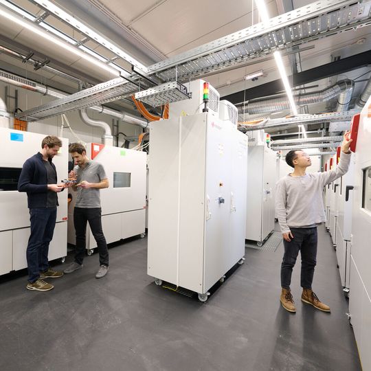 Das Munich Battery Lab: ein Kompetenzzentrum, das der Analyse des Akkuverhaltens und einer Optimierung der Akkuentwicklung dient. Das Munich Battery Lab: ein Kompetenzzentrum, das der Analyse des Akkuverhaltens und einer Optimierung der Akkuentwicklung dient.