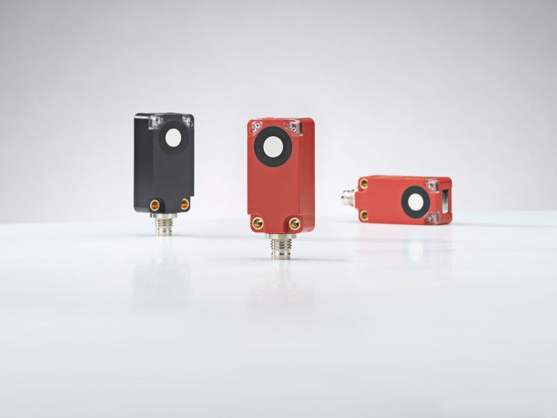 With the new Series 420B, Leuze offers compact ultrasonic sensors in cubic housings. They reliably detect even shiny, reflective, very dark or transparent surfaces as well as liquids. (Image:Leuze)