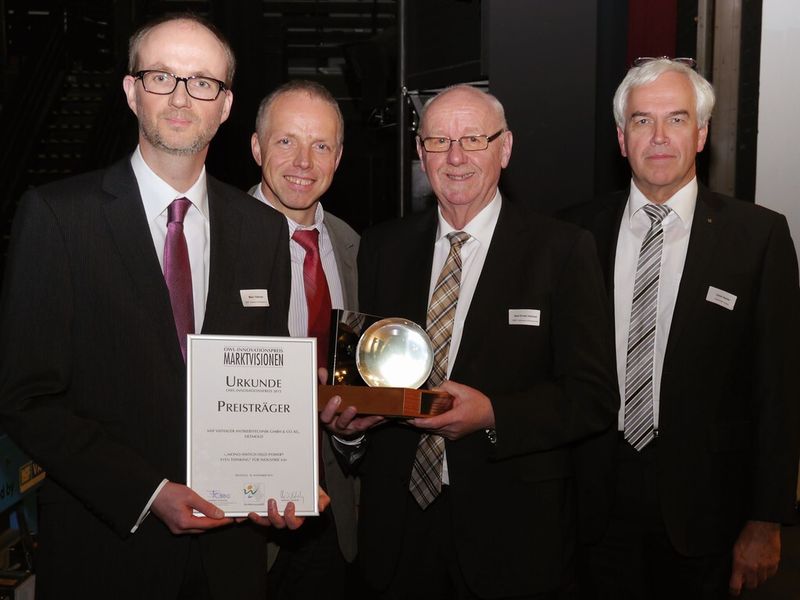 Marc Vathauer (Geschäftsführer MSF Vathauer Antriebstechnik), Ulrich Trapp (Produktmanger Field Power von Weidmüller), Karl-Ernst Vathauer (Geschäftsführer MSF Vathauer Antriebstechnik) und Ulrich Dietzler (Verkaufsingenieur Weidmüller) freuen sich gemeinsam über den OWL-Innovationspreis. (Bilder: Weidmüller)
