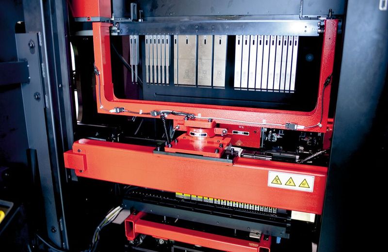 Im Werkzeugmagazin können bis zu 15 Oberwerkzeuge und 18 Matrizen abgelegt werden. (Bild: Amada)