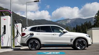 Ab dem Jahr 2035 will das EU-Parlament nur noch Neuwagen erlauben, die keine klimaschädlichen Treibhausgase ausstoßen. (Bild: Ionity_2020_Nassereith/BMW)