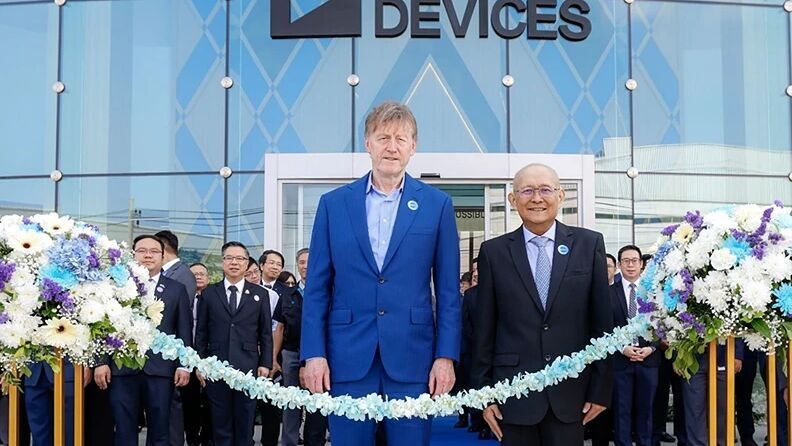 Vincent Roche, CEO and Chair of Analog Devices (left), and Wirat Sri-amonkitkul, Managing Director of Analog Devices Thailand (right), at the ribbon-cutting ceremony marking the opening of ADI’s new advanced manufacturing facility in Thailand.(Source:  Analog Devices)