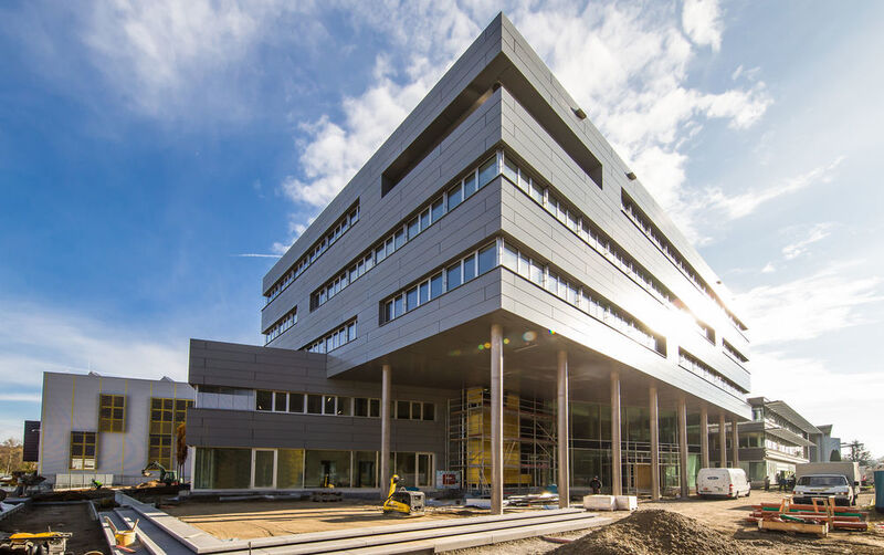 Ansprechende Architektur auf 3.500 m². Der neue zusätzliche Verwaltungstrakt der Paul Horn GmbH in Tübingen. (Horn/Sauermann)