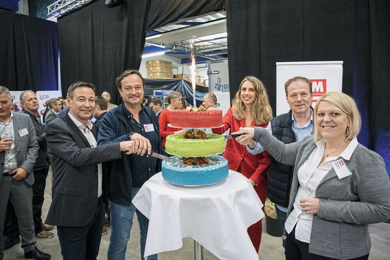 La pièce montée personnalisée des anniversaires de Reco, Bula et MSM découpée par les membres de la direction du Groupe Recomatic. De gauche à droite : Philippe et Christophe Rérat, Margaux Pontieu (MSM), Olivier Wieland et Béatrice Bula. (Source : Thomas Entzeroth)