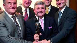 Freut sich inmitten seiner Mitarbeiter: Siegfried Knüpfer, Geschäftsführer der Vollmer Werke Maschinenfabrik GmbH, (3.v.l.). (Archiv: Vogel Business Media)