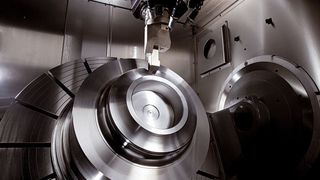 Bild 1: Es kann nicht nur in 0°- und 90°-Stellung des Schwenkrundtisches gedreht werden, sondern in jeder Zwischenposition. (Biold: Hermle) (Archiv: Vogel Business Media)