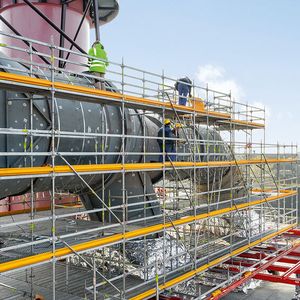 Ebene, spaltfreie Belagflächen dank der integrierten Belagsicherung erhöhen den Komfort und die Sicherheit auf dem Gerüst. (Bild:  PERI)