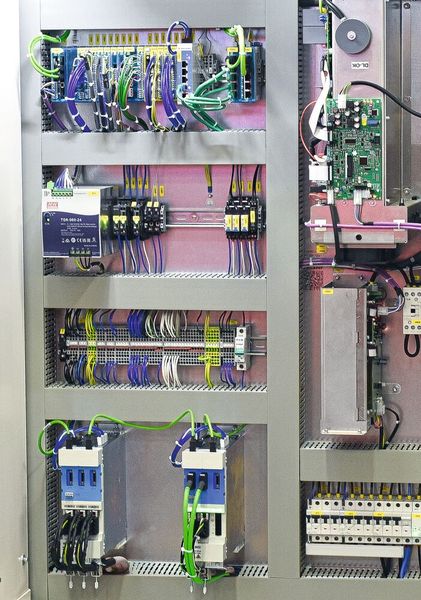 Das kompakte, modulare Multiachs-Servosystem Dias-Drive MDD 2000 (unten) für dynamische Multiachs-Anwendungen kombiniert höchste Leistungsdichte mit moderner Regler-Performance sowie vielen Safety-Funktionen in einem hochkompakten Gehäuse. (Bild: Peter Kemptner)