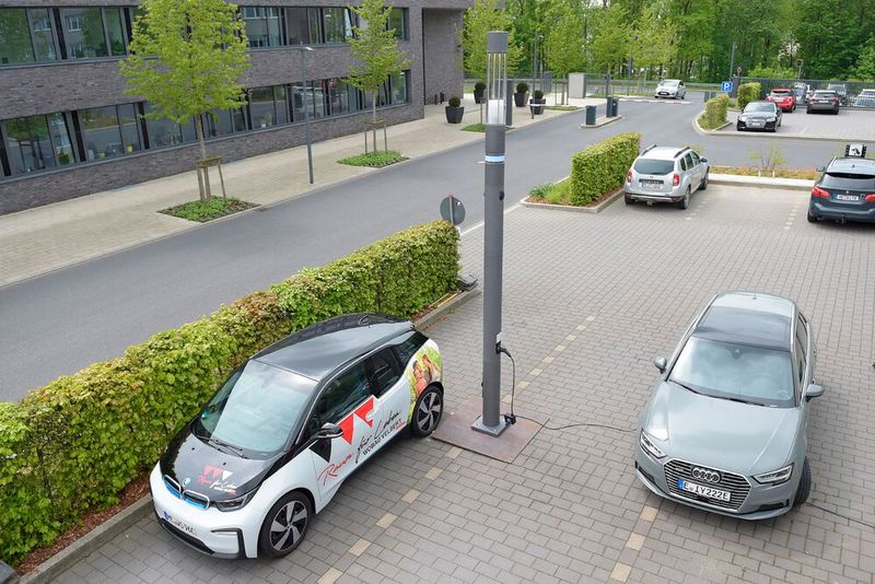 Intelligente Straßenbeleuchtung inkl. 22kW e-Mobility-Ladepunkt – das Pilotprojekt rüstet öffentliche Beleuchtungsanlagen auf Smart Poles um und stattet diese beispielsweise mit WLAN, als E-Ladestation oder für die Umweltdatenerfassung aus. Initiator: Smart Pole Factory der innogy SE, Essen. (© www.land-der-ideen.de)