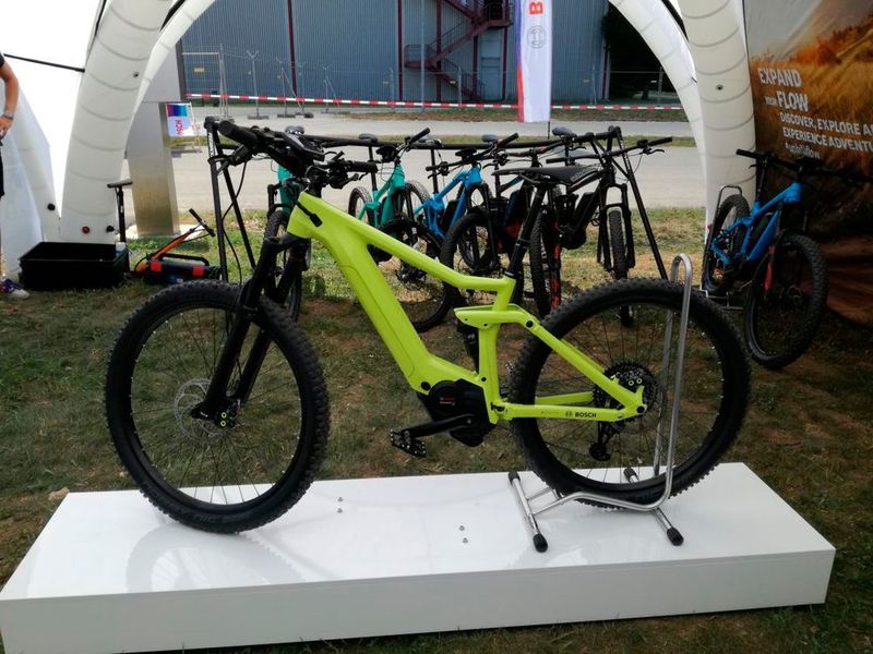 Der neue Powertube-Akku von Bosch erlaubt eine Integration des Stromspeichers in den Rahmen, wie ein Mountain-Bike-Prototyp zeigt. (SP-X/Mario Hommen)