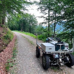 Ein autonom fahrender Roboter auf einem Forstweg. (Bild:  FTG - TU Graz)