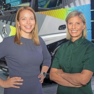 Sind bereit für mehr E-Mobilität im Schwerlastverkehr bei Mercedes Lkw: (v.l.) Vertriebs- und Marketingchefin Tina Fagerman und Spartenchefin Karin Radström.(Bild:  Daimler Truck)