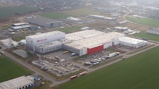 Neue Perspektive Landsberg: Rossmann stellte 30 ehemalige Schlecker-Logistiker in seinem Lager bei Halle an. (Bild: Rossmann)