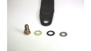 1 Fertigung für den Einsatz: (a) Die vormontierte Komponente Schraube + Clip als Schraubverbindung für mehr Sicherheit; (b) Montage mit Fehlermöglichkeiten. Bilder: Kamax (Archiv: Vogel Business Media)