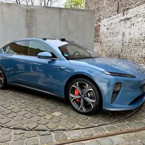 Jetzt ist das Trio komplett. Im Oktober 2022 startete der chinesische Hersteller mit seiner Oberklasse-Limousine (ET7) in Deutschland. Hinzu kam ein SUV (EL7) und nun folgt die Mittelklasse-Limousine (ET5). Sie ist preislich der günstigste Einstieg in die Nio-Welt.(Bild:  Dirk Kunde)