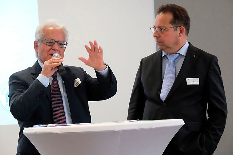Eröffnungsfeier: (v. li.) Präsident Harry Brambach (Kfz-Gewerbe Baden-Württemberg) und Obermeister Dietmar Clysters (Kfz-Innung Rhein-Neckar-Odenwald). (Zietz/»kfz-betrieb«)