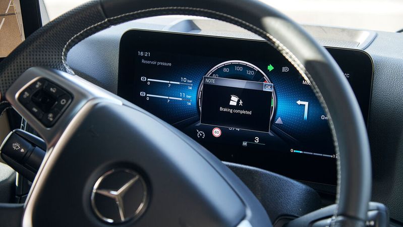Mercedes hat die Assistenzsysteme seiner Lkw weiterentwickelt.(Bild:  Daimler Truck AG)
