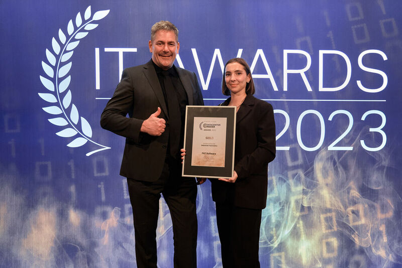Maria-Luise Heller und Matthias Gromann von FNT-Software mit ihrem Gold-Award. (Bild: krassevideos.de / VIT)