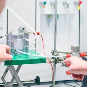 Wie kann Wasserstoff aus Ammoniak gewonnen werden? Daran forscht das Projekt „Ammonia2H2“ (Bild: Universität Stuttgart / Max Kovalenko)