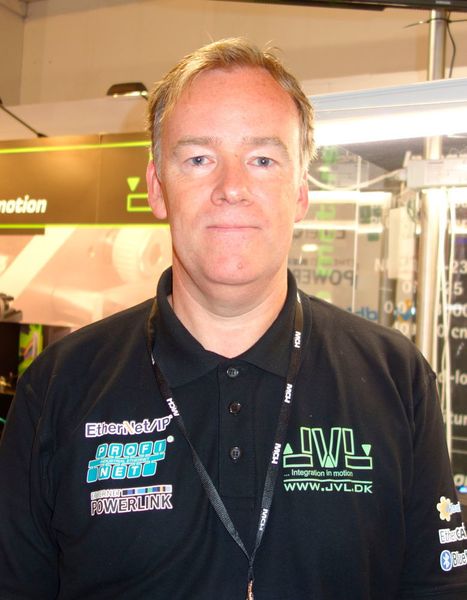 Mads Vernon Jørgensen, Managing Director von JVL Industri Elektronik, Bierkerød: 
„Wir produzieren integrierte Motoren. Wir registrieren, dass die Nachfrage nach Automatisierung und nach Robotern im skandinavischen Markt steigt. Der Grund? Hauptsächlich wegen des Gehaltsniveaus, das ist hier ja fast doppelt so hoch wie in Deutschland. 
Und: Unsere Entscheider investieren in Automation, um zu überleben, um international wettbewerbsfähig zu bleiben. Denn wir produzieren in Dänemark, erwirtschaften aber 50 bis 60 Prozent im Export.”
 (Karin Pfeiffer)