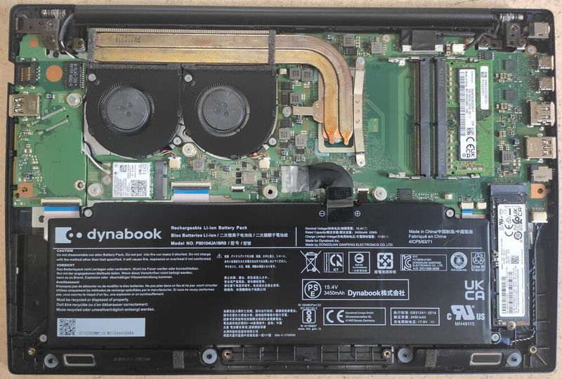 Das Innenleben des  Portégé X40-K ist gut zugänglich. Für die Kühlung des Alder-Lake-Prozessors sind zwei leise Lüfter zuständig. Rechts neben dem Akku ist die PCIe-4.0-SSD im M.2-2280-Format montiert.  (Bild: Vogel IT-Medien)