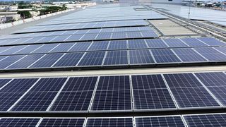 Derzeit ist auf dem Dach des Distributionszentrums von Kion in Kahl am Main eine PV-Anlage im Bau, die in ihrer Endstufe 980 Kilowatt-Peak leisten soll. (Bild: Wichien Tepsuttinun)