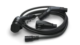 Ein Kabel und zwei Adapter für Typ-2- und Haushaltssteckdose: Mehr brauchen E-Auto-Fahrer laut Bosch künftig nicht mehr mitzunehmen.  (Bild: Bosch)