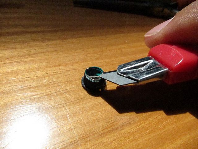 Heating the lens a bit with a hair dryer can help loosen it. The filter will look iridescent -- you can throw it away. Screw the lens back in close to how it was. (Bild: PLOTS/CC BY 2.0)