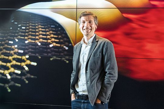 Lorenz Herrmann studierte und promovierte in Physik an der Universität Regensburg und der Ecole Normale Supérieure in Paris. 2010 ging er ans ABB-Forschungszentrum in Dättwil, wo er zuletzt das Departement «Energy Technologies» leitete. Seit August 2022 leitet er das Empa-Departement «Moderne Materialien und Oberflächen», seit Januar 2023 auch den Forschungsschwerpunkt «Nanoskalige Materialien und Technologien».(Bild:  Marion Nitsch / Empa)