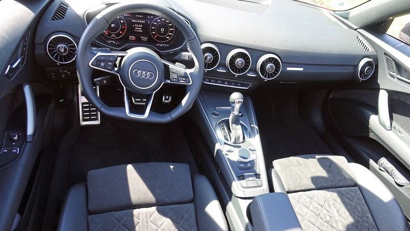 Typisch TT: das abgeflachte Lenkrad und die runden Luftdüsen. Deren Anmutung und Verarbeitung sind Audi-typisch über jeden Zweifel erhaben. (Bild: Dominsky – »kfz-betrieb« )