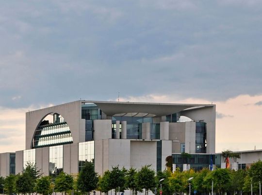 Im Bundeskanzleramt in Berlin ist vor Kurzem ein schriftlicher Appell von vier Wirtschaftsverbänden angekommen, gerichtet an Bundeskanzler Friedrich Merz. Es geht um nicht weniger als die Rettung der deutschen Industrie, wie es scheint ...(Bild:  Baunetz)