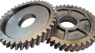 Leichtfüßigere Antriebkraft: Links der Zahnkranz und das scheibenartige Rohteil vor dem Umformfügeprozess. Rechts nach dem Umformen. Forscher wollen das Zahnrad neu denken... (IFU Stuttgart)